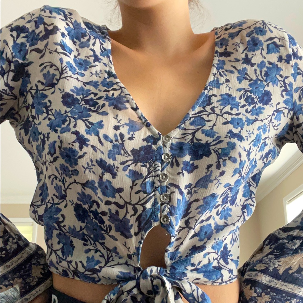 American Eagle Long Sleeve Floral Cropped Blouse